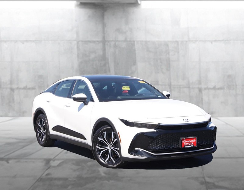 Toyota Crown Vehicle Image 02