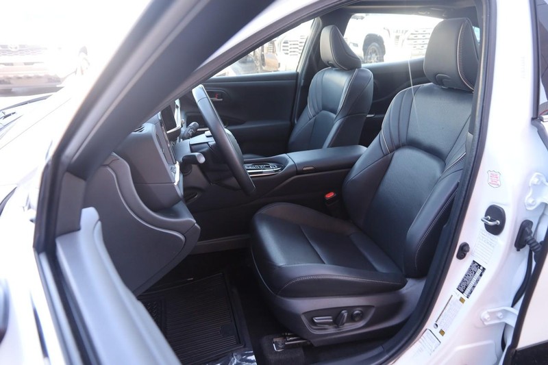 Toyota Crown Vehicle Image 09