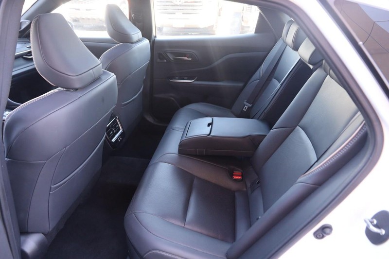 Toyota Crown Vehicle Image 10