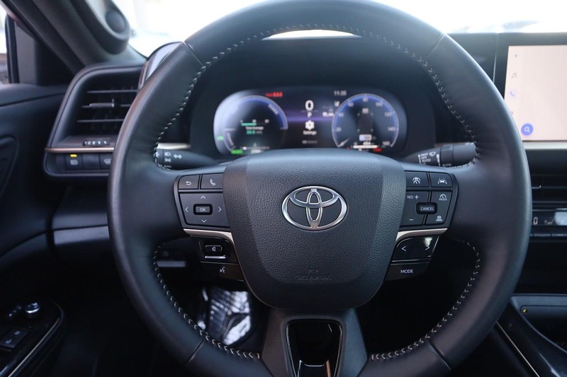 Toyota Crown Vehicle Image 11