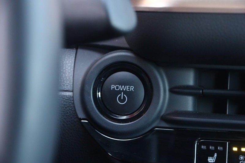 Toyota Crown Vehicle Image 15