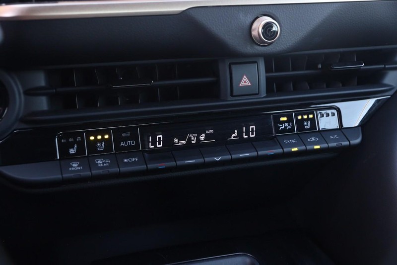 Toyota Crown Vehicle Image 18