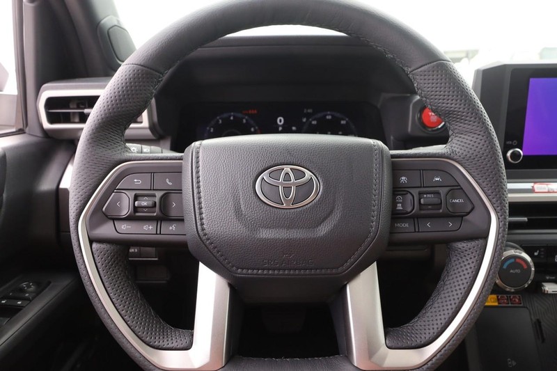 Toyota Tacoma 4WD Vehicle Image 11