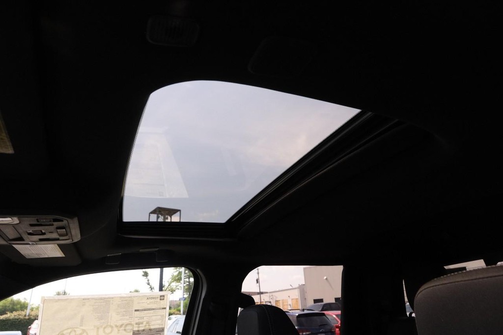 Toyota Tacoma 4WD Vehicle Full-screen Gallery Image 8