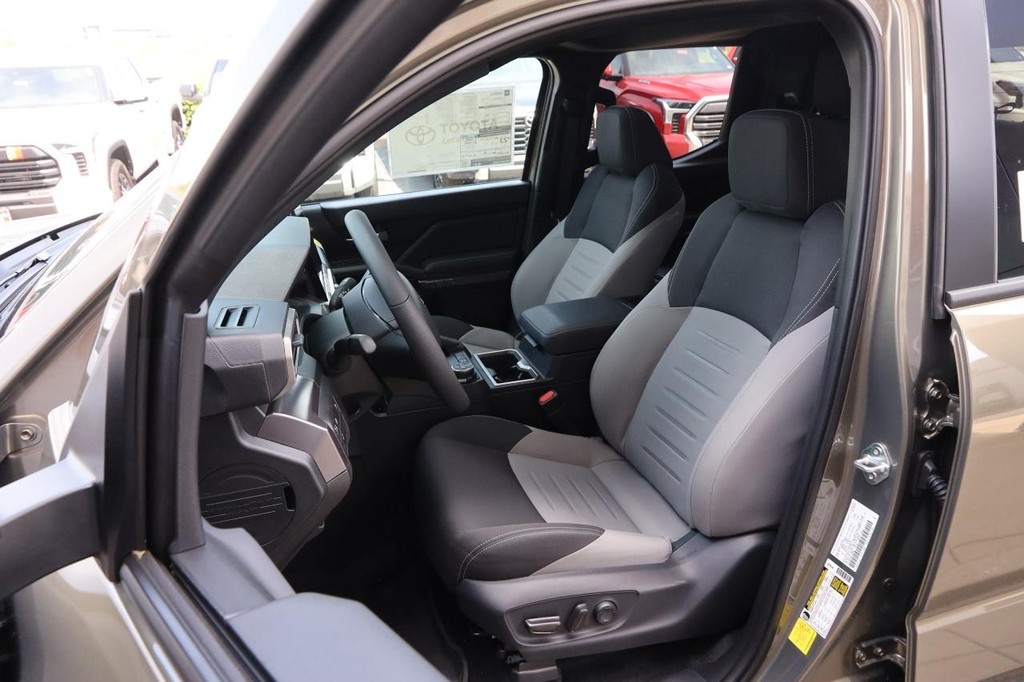 Toyota Tacoma 4WD Vehicle Full-screen Gallery Image 9