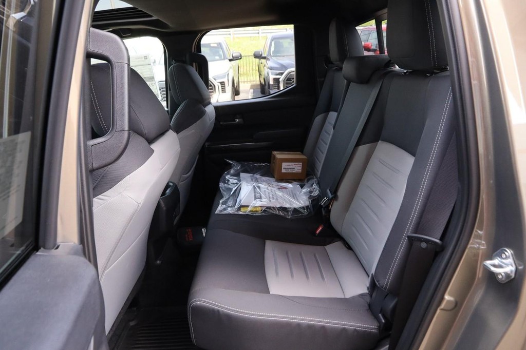 Toyota Tacoma 4WD Vehicle Full-screen Gallery Image 10