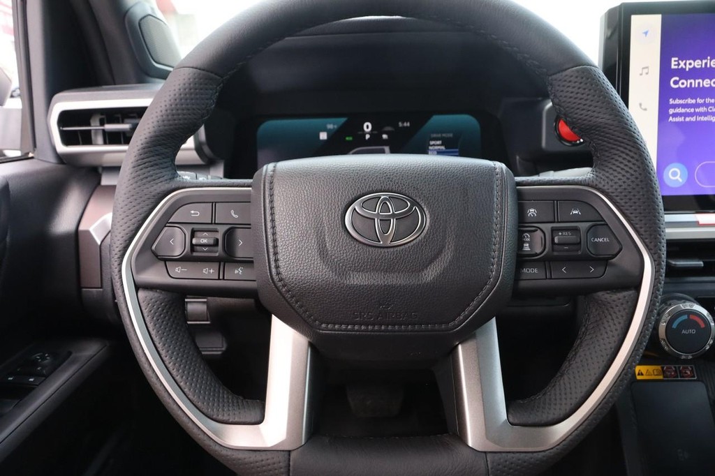Toyota Tacoma 4WD Vehicle Full-screen Gallery Image 11
