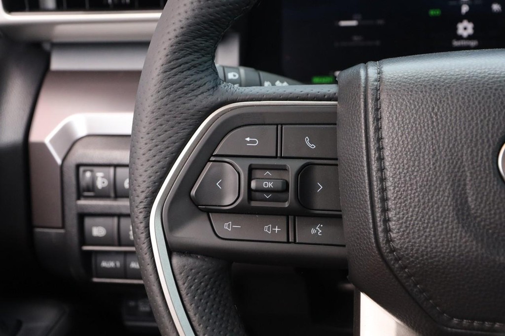 Toyota Tacoma 4WD Vehicle Full-screen Gallery Image 12