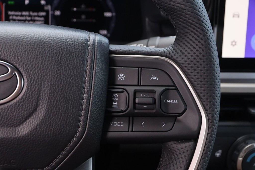 Toyota Tacoma 4WD Vehicle Full-screen Gallery Image 13