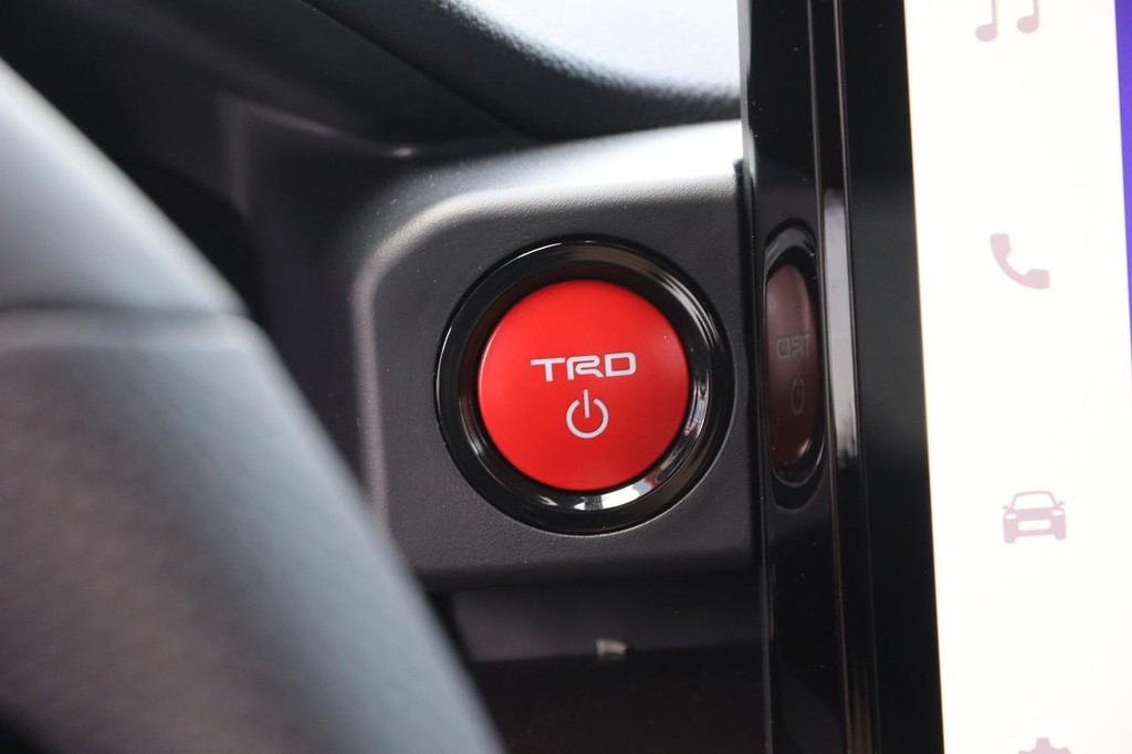 Toyota Tacoma 4WD Vehicle Full-screen Gallery Image 15