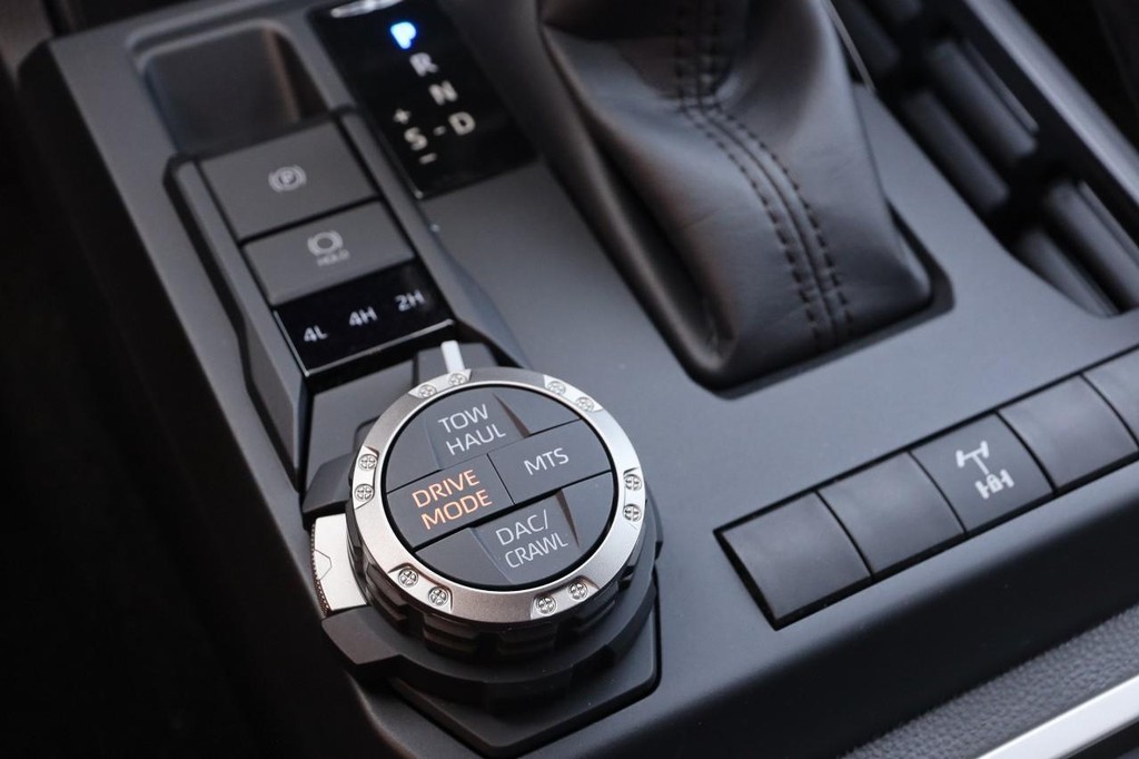 Toyota Tacoma 4WD Vehicle Full-screen Gallery Image 19