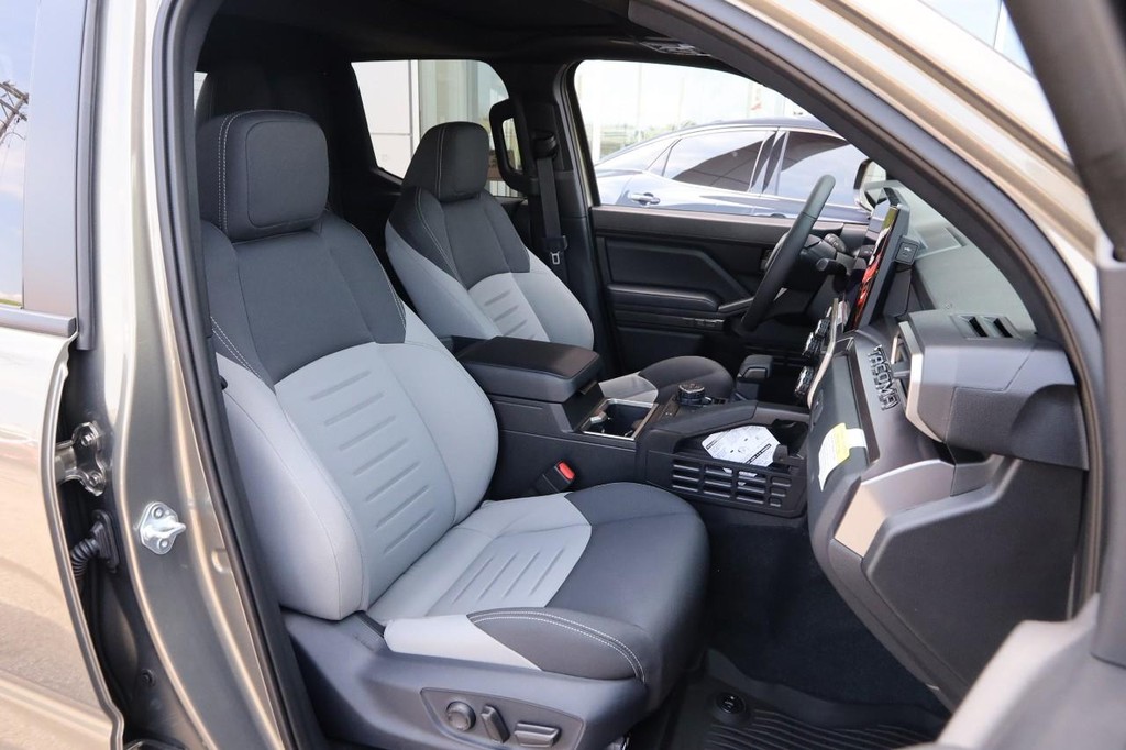 Toyota Tacoma 4WD Vehicle Full-screen Gallery Image 26