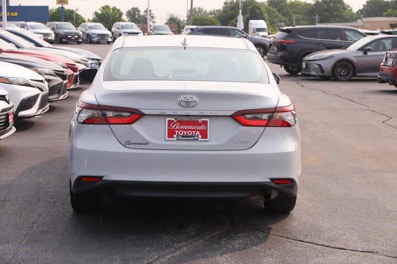 Toyota Camry Vehicle Image 09