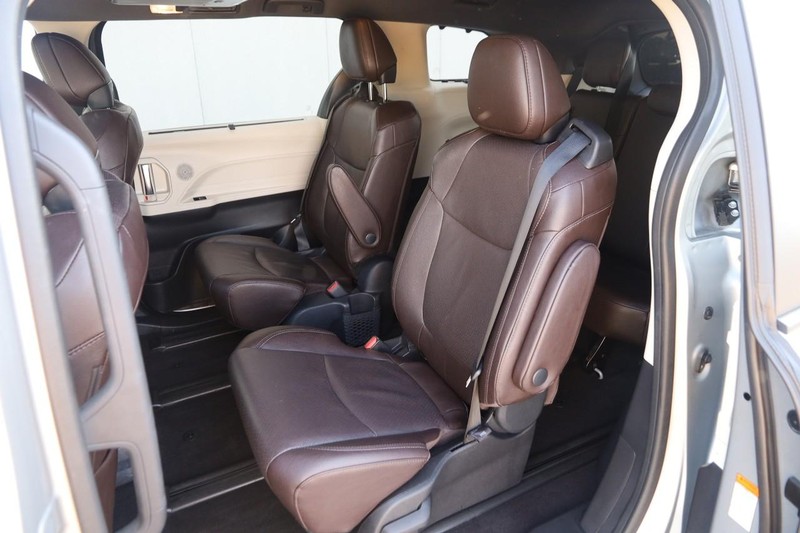 Toyota Sienna Vehicle Image 11