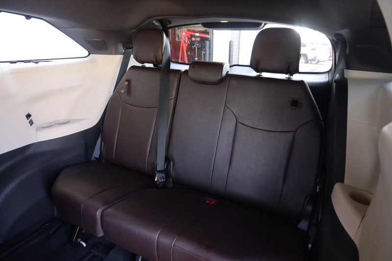 Toyota Sienna Vehicle Image 12
