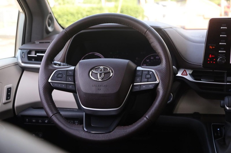 Toyota Sienna Vehicle Image 24