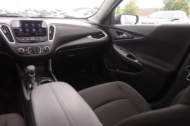Chevrolet Malibu Vehicle Image 22
