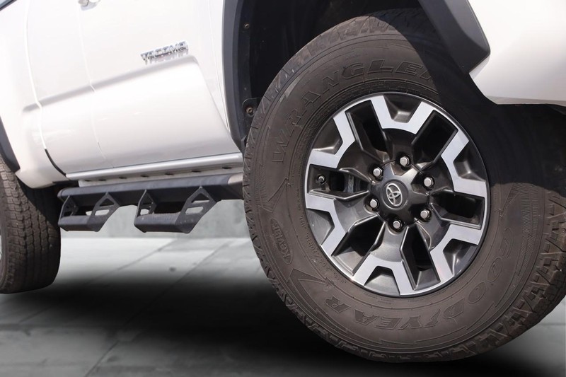 Toyota Tacoma 4WD Vehicle Image 03
