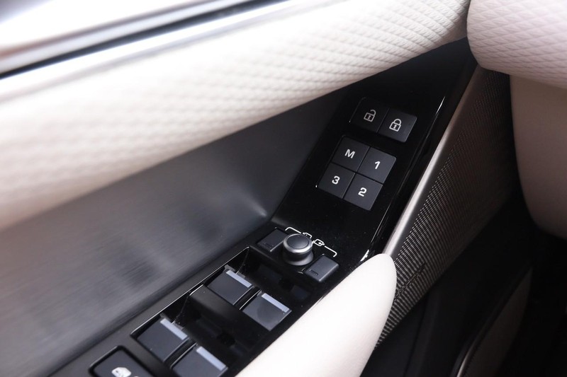 Land Rover Range Rover Velar Vehicle Image 21