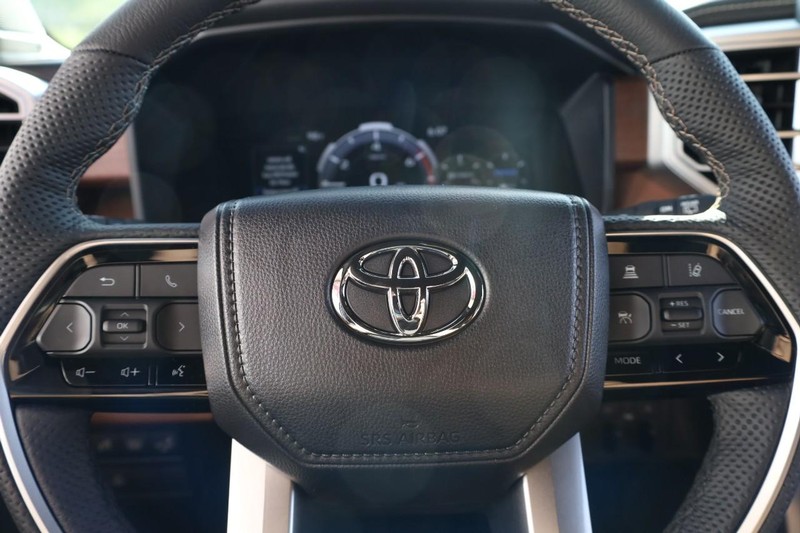 Toyota Sequoia Vehicle Image 13