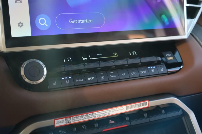 Toyota Sequoia Vehicle Image 17