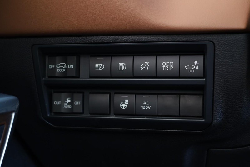 Toyota Sequoia Vehicle Image 22