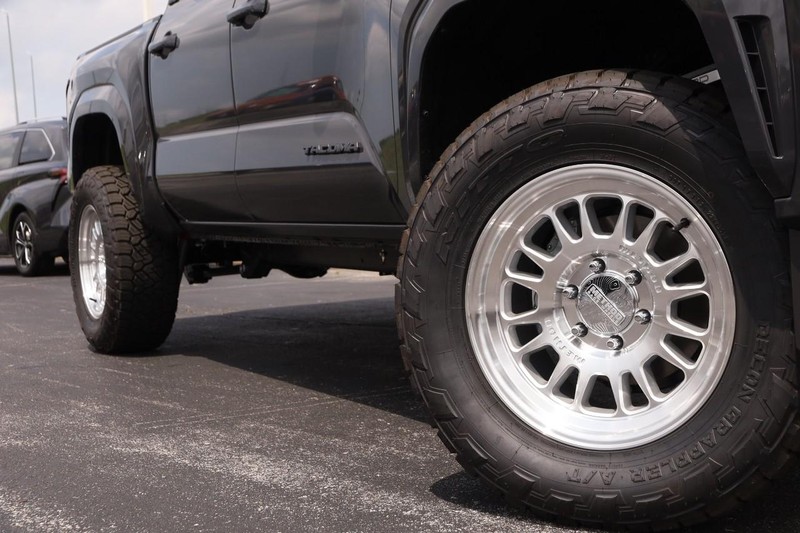 Toyota Tacoma 4WD Vehicle Image 03