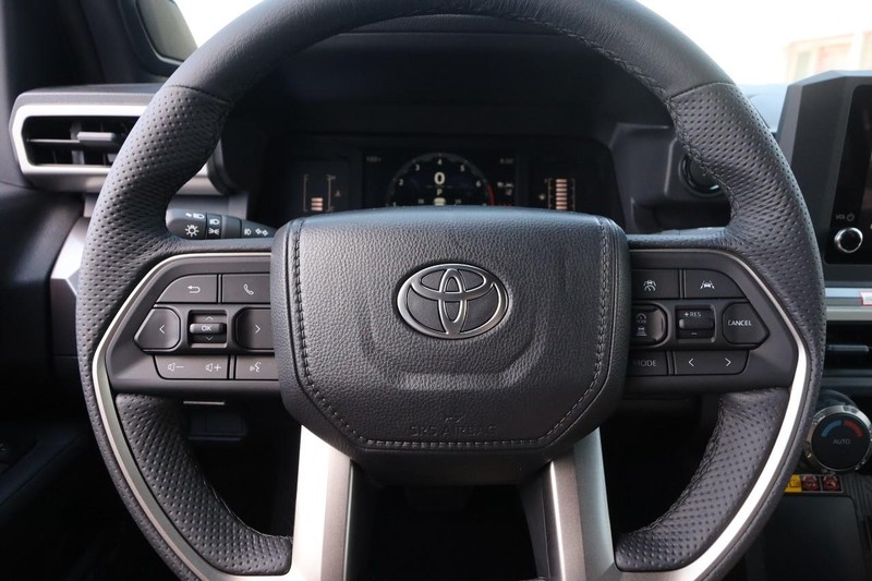 Toyota Tacoma 4WD Vehicle Image 10