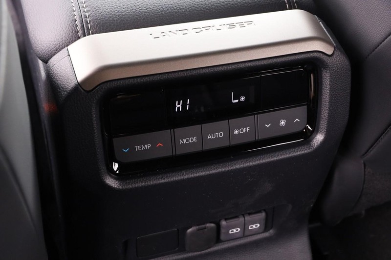 Toyota Land Cruiser Vehicle Image 28