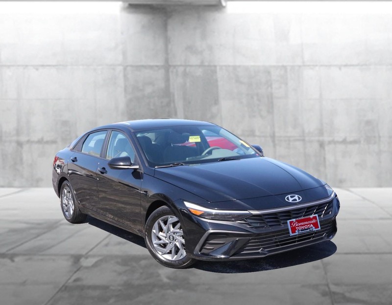 Hyundai Elantra Vehicle Image 02