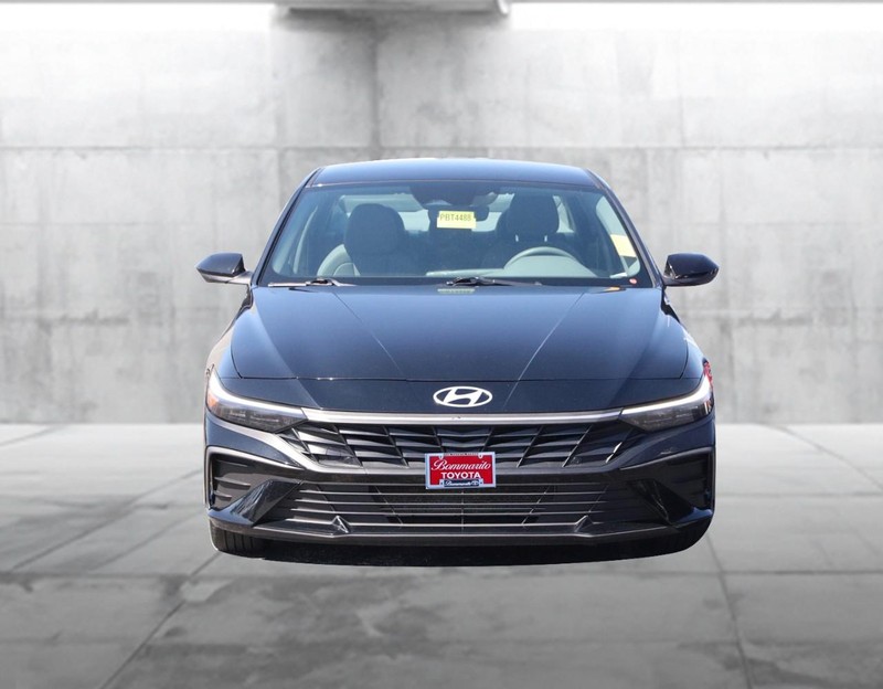 Hyundai Elantra Vehicle Image 04