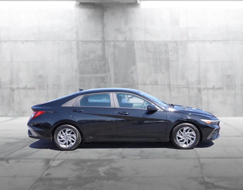 Hyundai Elantra Vehicle Image 05