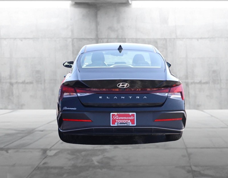 Hyundai Elantra Vehicle Image 06