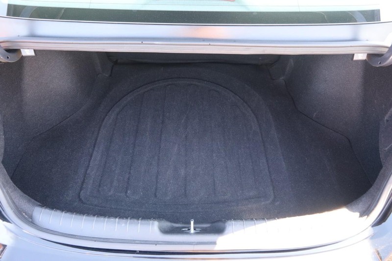 Hyundai Elantra Vehicle Image 07
