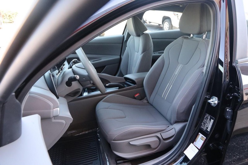Hyundai Elantra Vehicle Image 08