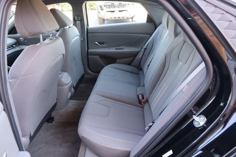 Hyundai Elantra Vehicle Image 09