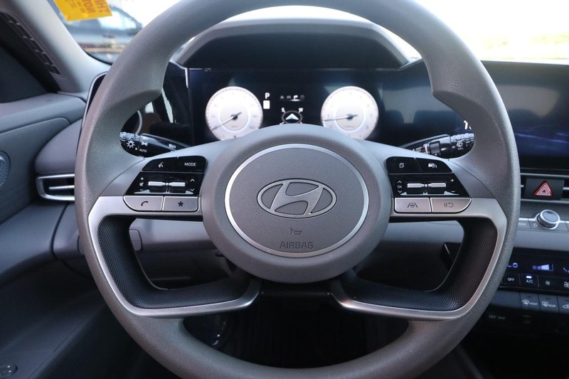 Hyundai Elantra Vehicle Image 10