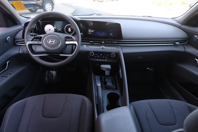 Hyundai Elantra Vehicle Image 19