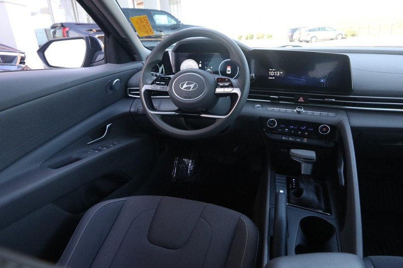 Hyundai Elantra Vehicle Image 20