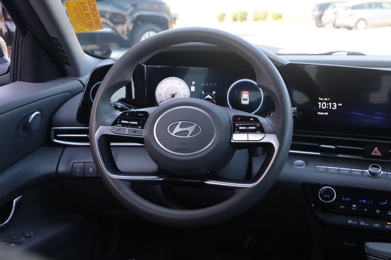 Hyundai Elantra Vehicle Image 21