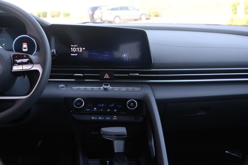 Hyundai Elantra Vehicle Image 22