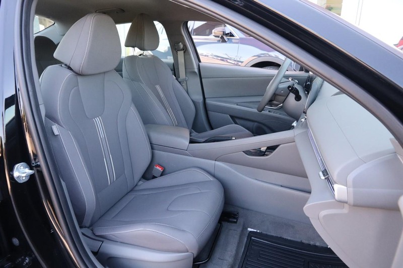 Hyundai Elantra Vehicle Image 24