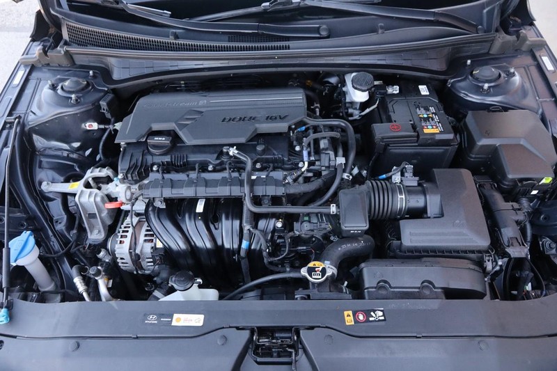 Hyundai Elantra Vehicle Image 25