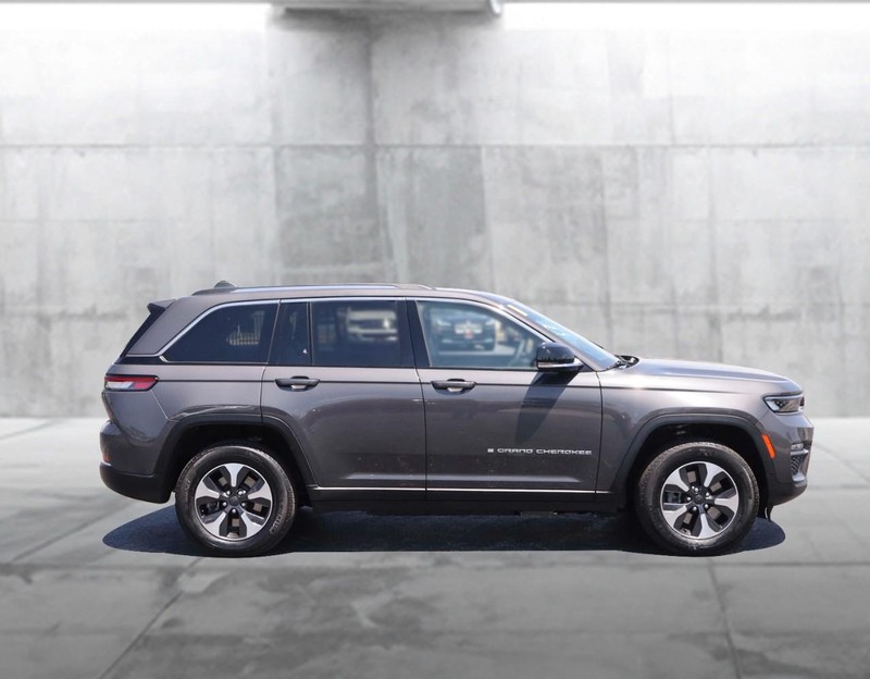 Jeep Grand Cherokee 4xe Vehicle Image 05