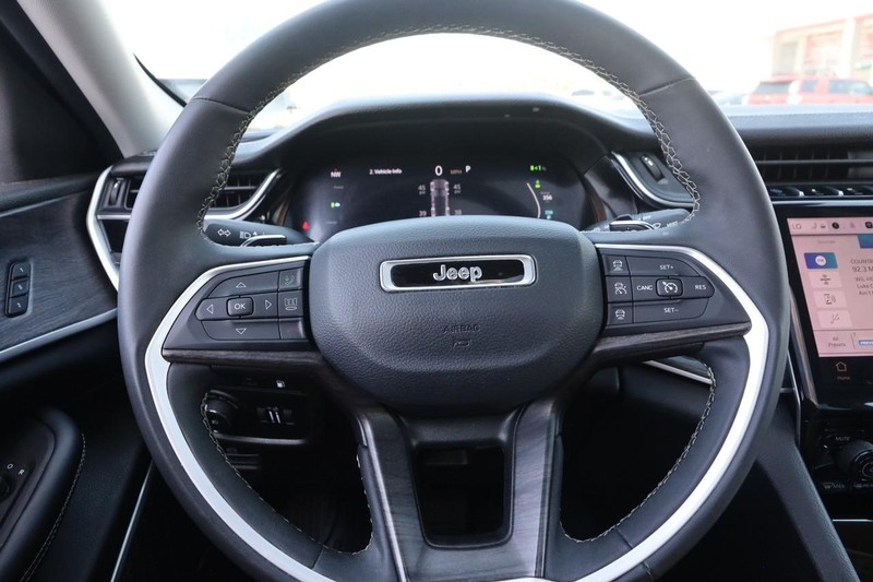 Jeep Grand Cherokee 4xe Vehicle Image 12