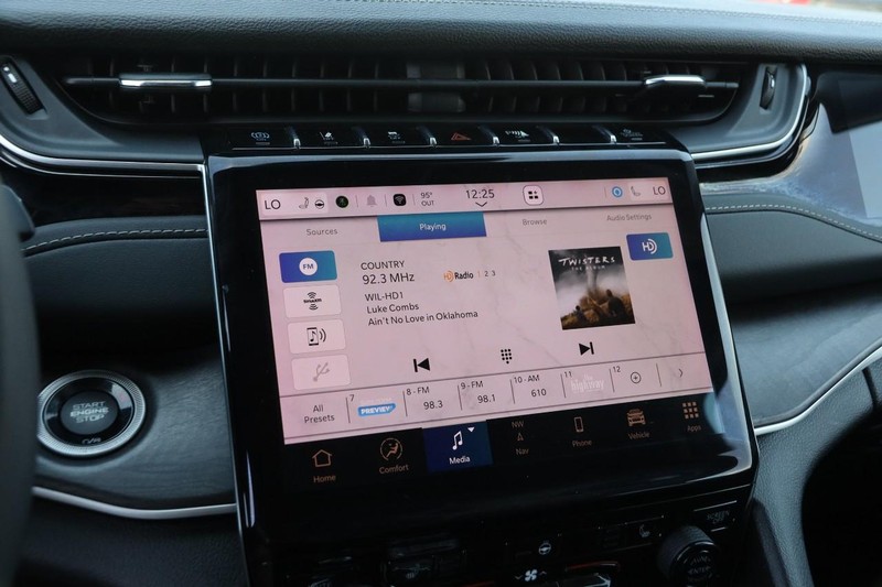 Jeep Grand Cherokee 4xe Vehicle Image 17