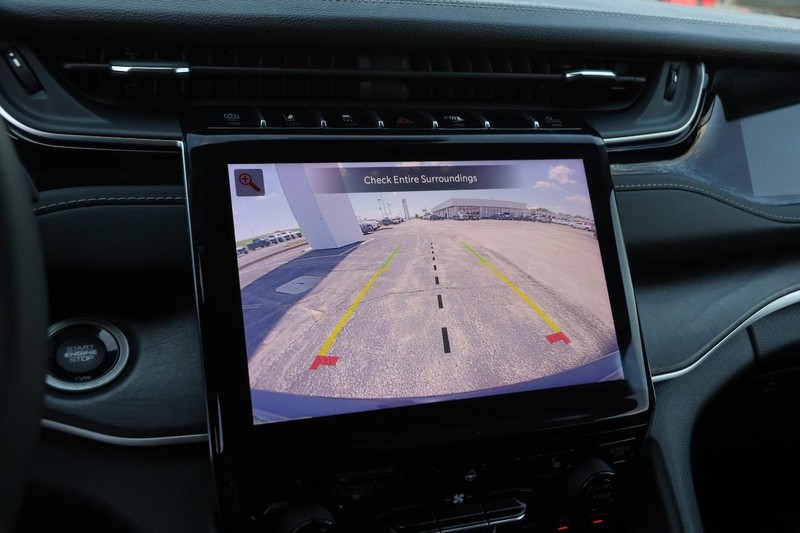 Jeep Grand Cherokee 4xe Vehicle Image 18