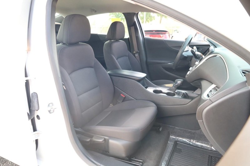Chevrolet Malibu Vehicle Image 22
