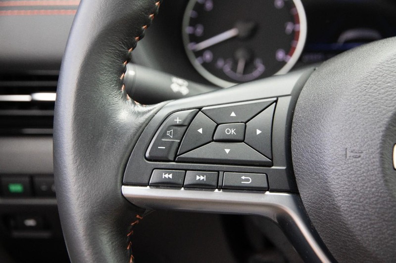 Nissan Sentra Vehicle Image 12