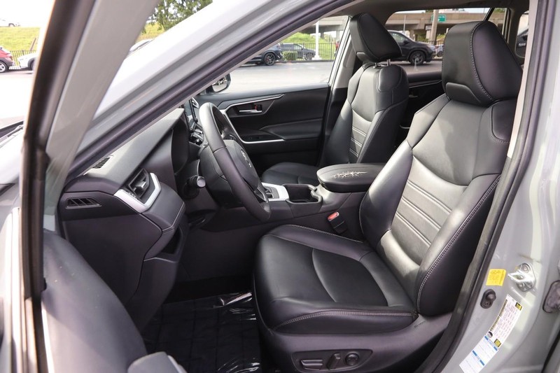 Toyota RAV4 Vehicle Image 10